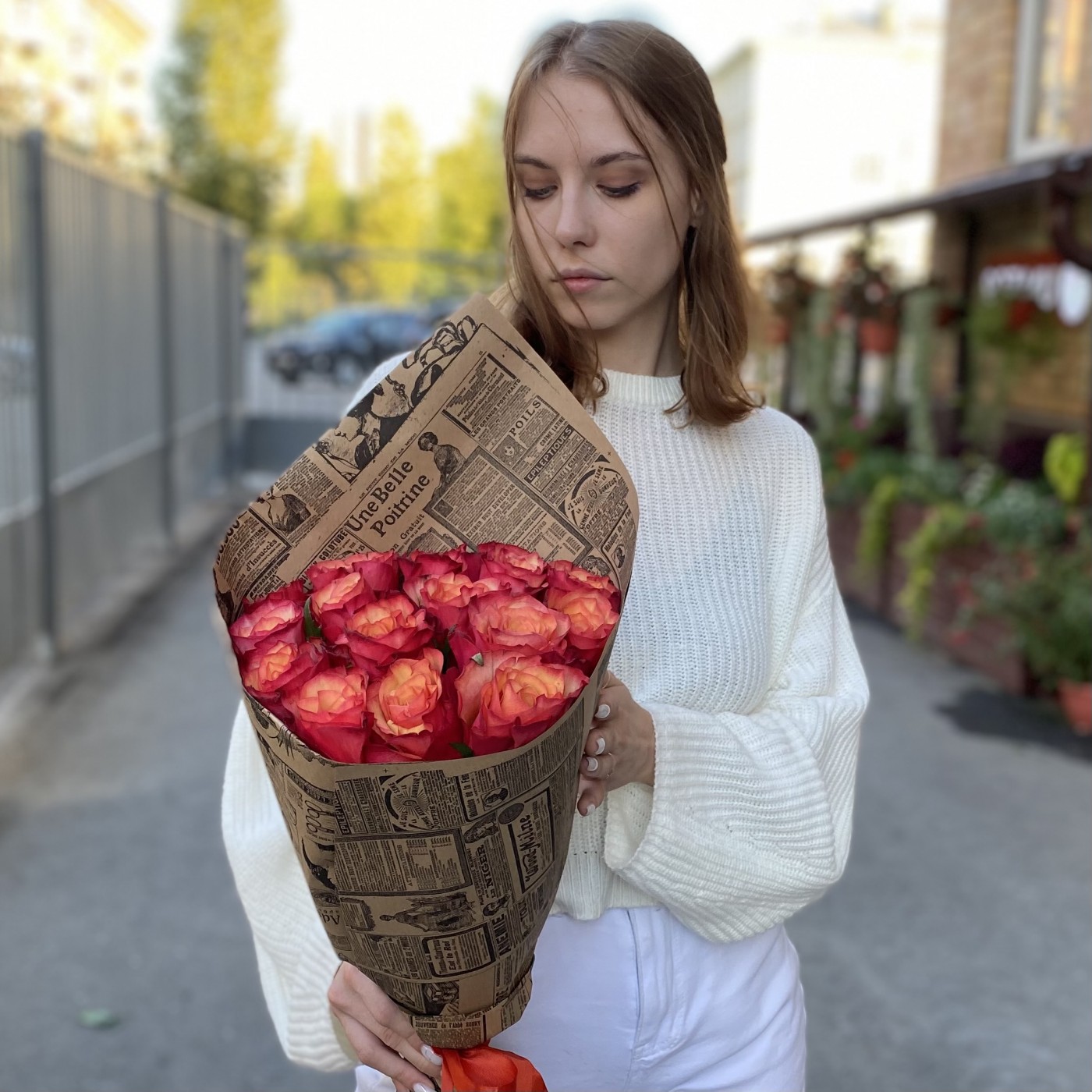 15 красно-желтых роз Borgatt